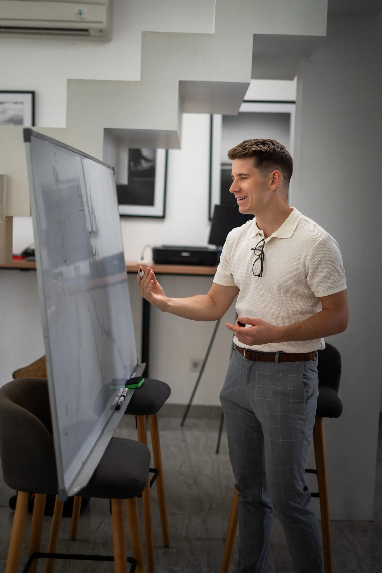 Maximilian Lemke erklärt am Whiteboard